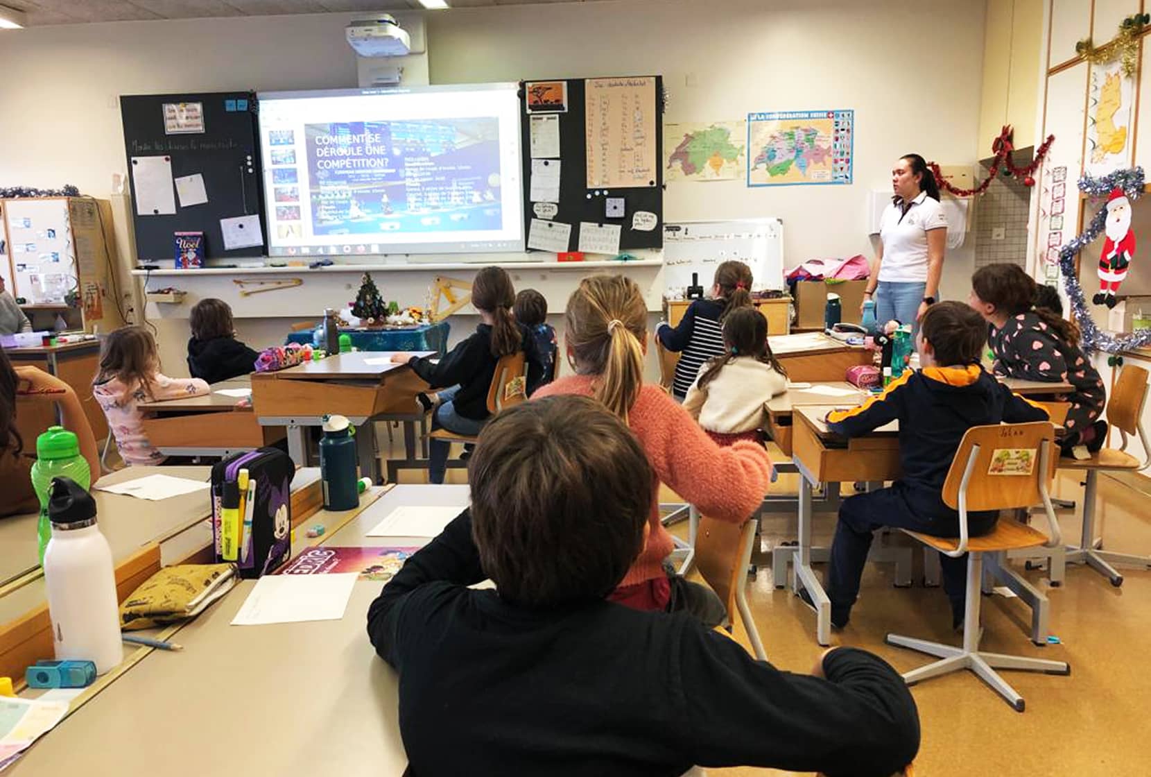 présentation pédagogique dans une classe de jeunes élève