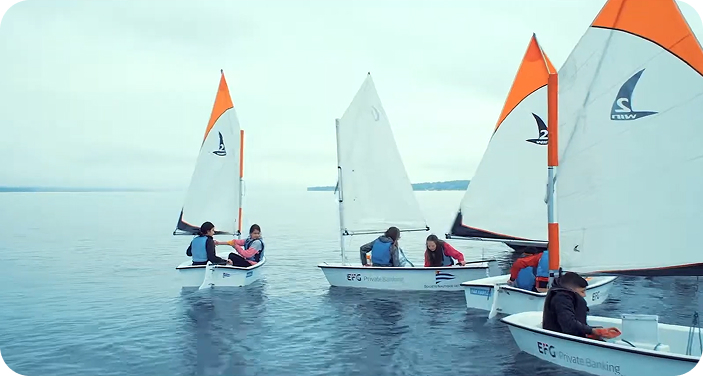 Visuel de voiliers avec enfant sur un lac